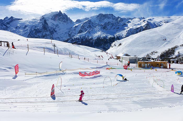 le stade d'apprentissage du ski de la station du chazelet, face à la meije