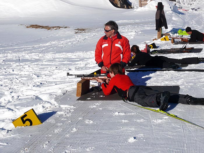 apprentissage du tir biathlon dans la station de Beille