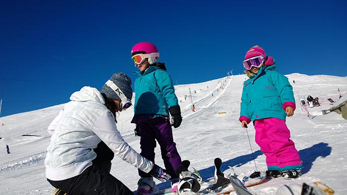 snowboard avec les enfants dans la station de saint lary