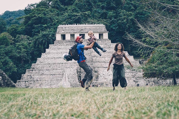 olivier et sa famille devant un temple maya