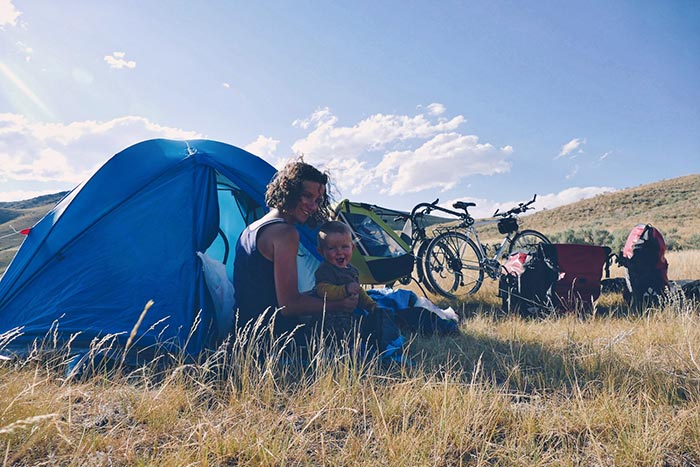 adeline et axel au bivouac, les vélos à l'arrière-plan