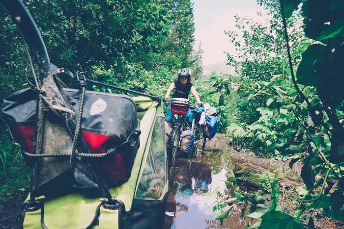 traversée d'une végétation luxuriante durant le road-trip à vélo