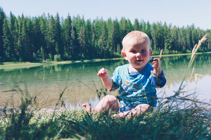 axel joue au bord de l'eau lors d'une pause