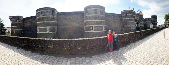 devant la muraille du château d'Angers