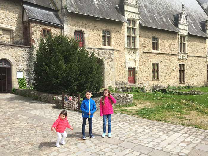 devant le château de Laval