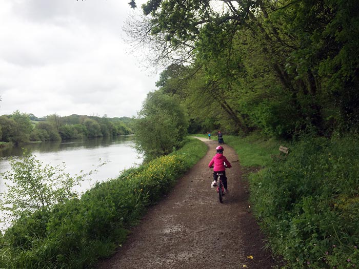 Olivia pédale sur les bords de la Mayenne