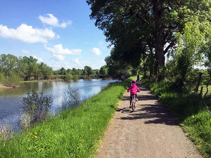 Olivia pédale sur les chemins de halage