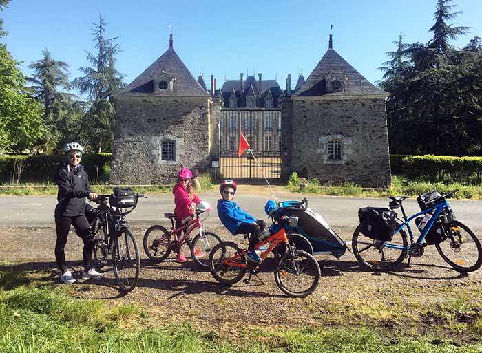 portrait de famille sur le chemin proche d'Angers