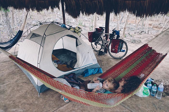 sieste entre bébé et maman durant un voyage bébé en famille