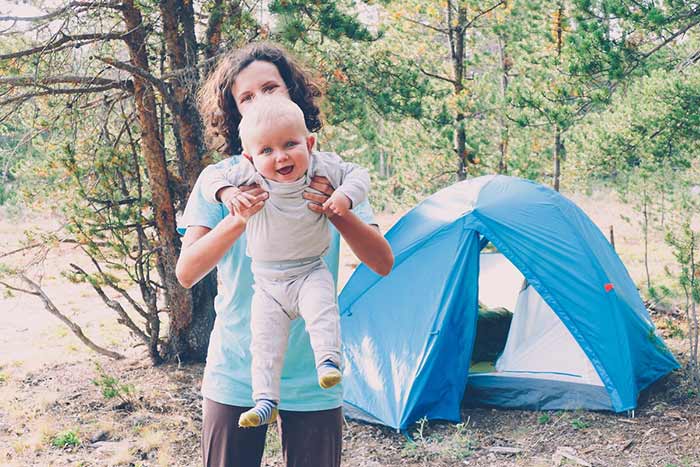 bébé est changé en pleine nature