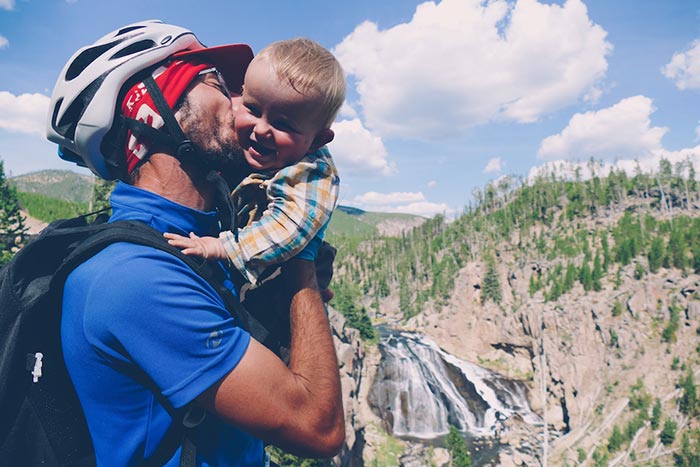 papa avec le casque de vélo et bébé