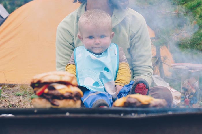 burger au barbecue devant la tente
