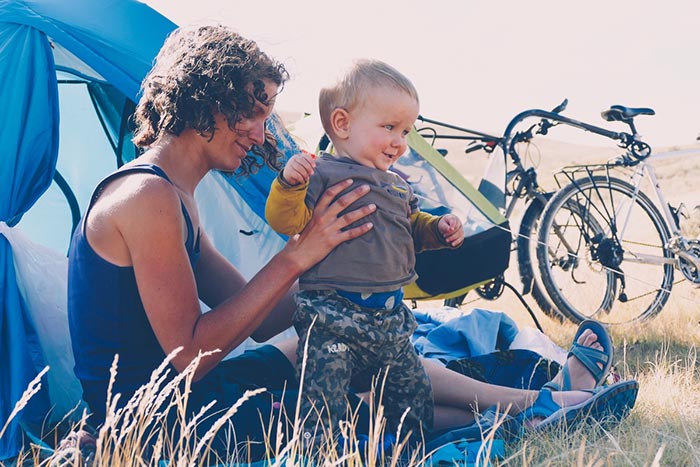 maman et bébé au bivouac en pleine nature durant le périple vélo