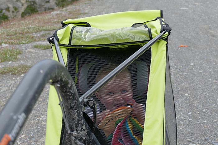 bébé bien installé dans sa cariole lors du voyage à vélo en famille