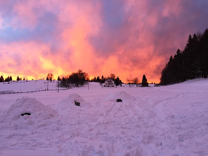 les igloo au coucher de soleil sur le front de neige de la station du champ du feu