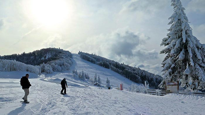 front de neige de la station de ski de la planche des belles filles avec sapins enneigés