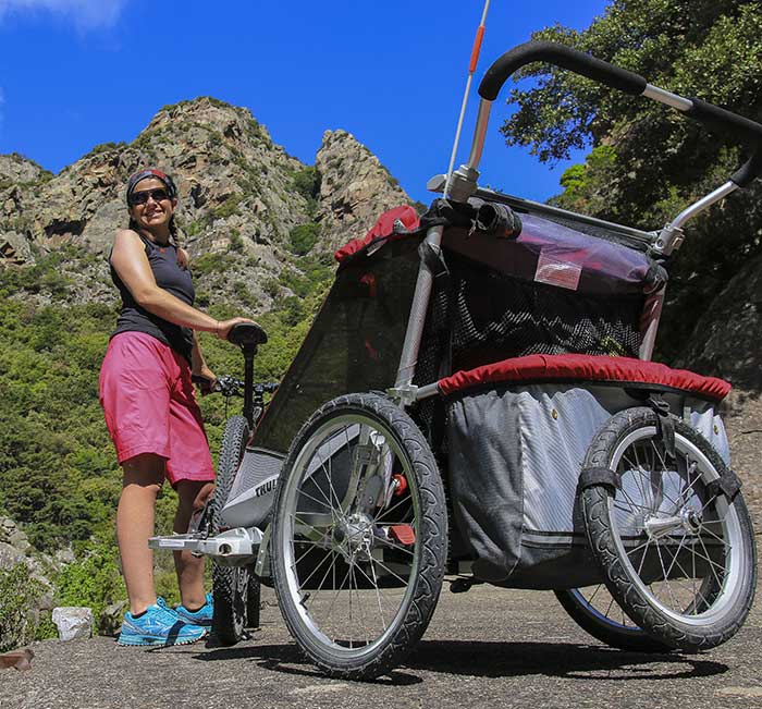 maman en balade à vélo avec sa remorque