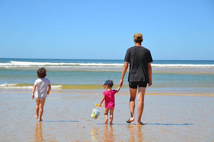 l'océan en famille à la plage de Lespécier