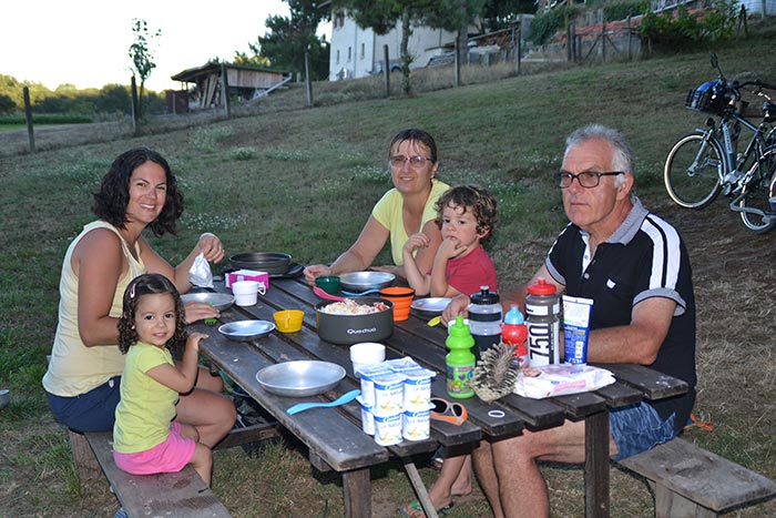 au camping autour de la table de pique-nique