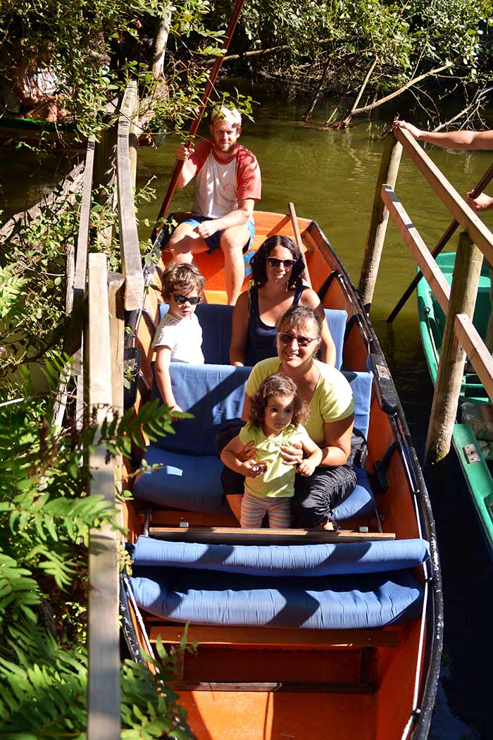 portrait de la famille dans le bateau sur le courant d'huchet avec le batelier