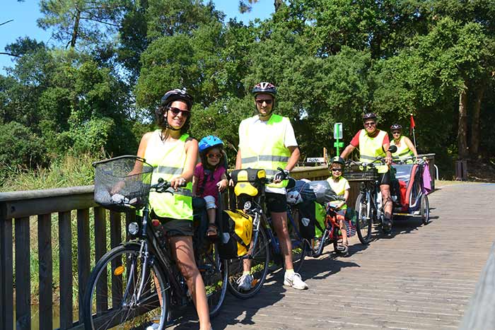 portrait de famille à vélo sur la vélodyssée à Ondres 