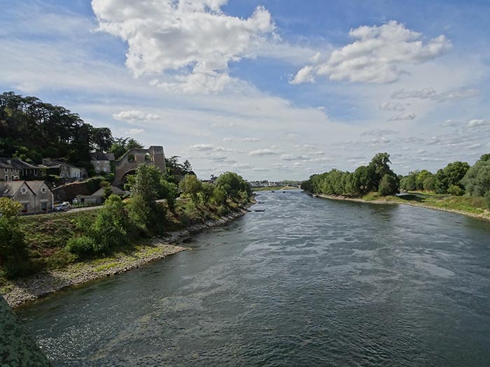 Vue sur la Loire et le village de Mauges-sur-Loire