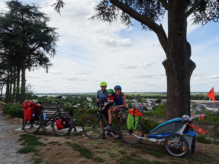 famille pose avec leur enfant à Montjean-sur-Loire