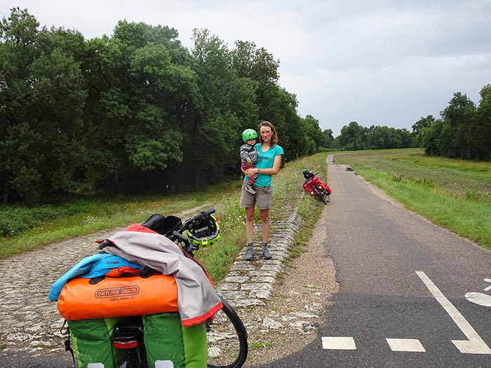 maman et enfant sur la piste cyclable de la Loire à Vélo