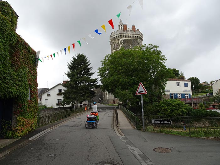 àà vélo sur la route,  l'approche du camping des Trois-Chênes