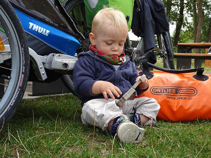 enfant devant un e remorque vélo thule