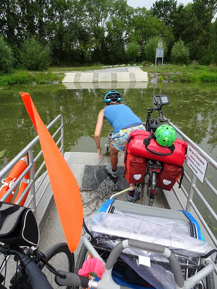 Traversée sur le bac en direction d'Angers