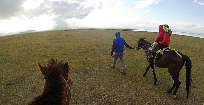 balade à cheval en famille dans la steppe kirghize