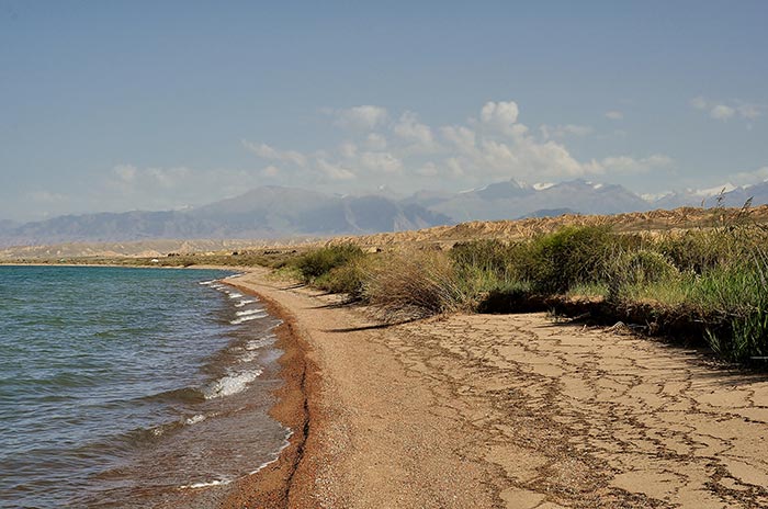 plage d'un lac au Kirghizstan