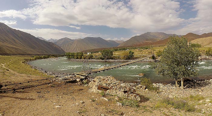 traversée d'une rivière dans les montagnes du Kirghizstan