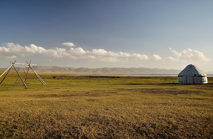 yourte et portique au Kirghizstan