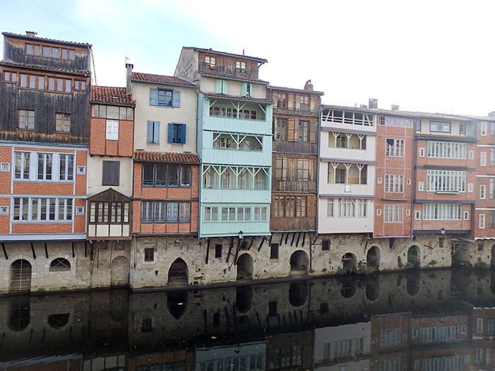 maisons colorées de Castres qui se reflètent dans l'Agout