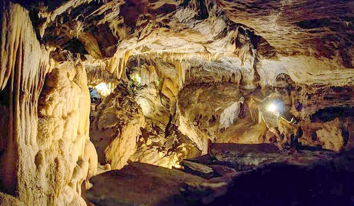 à l'intérieur de la grotte de Devèze dans le Tarn