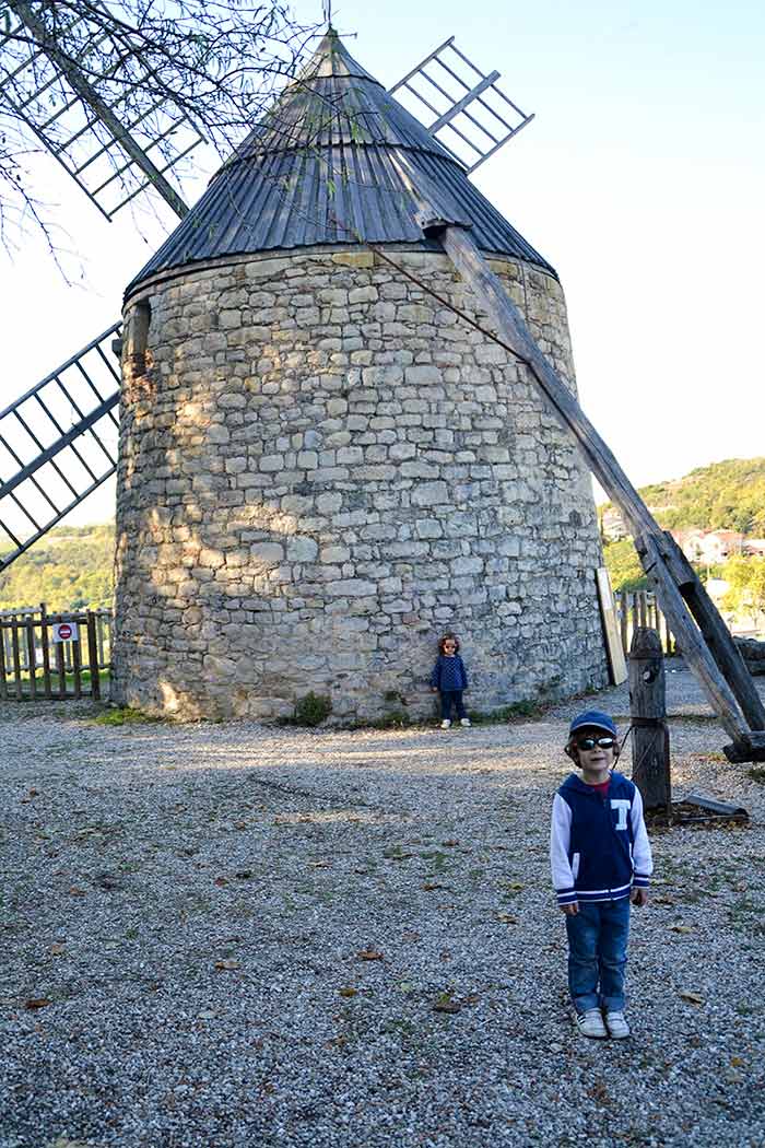 le moulin de lautrec avec des enfants