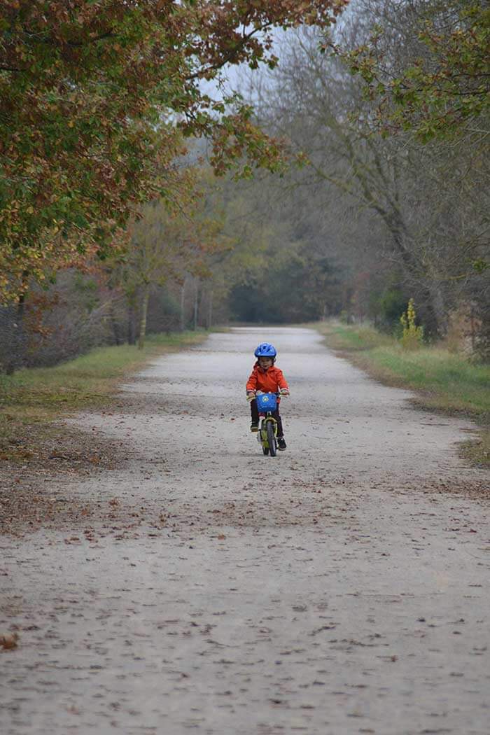 enfant à vélo sur une voie verte du Tarn