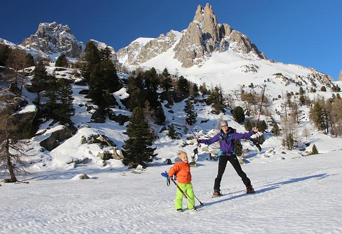 maman et son enfant de 4 ans en randonnée hivernale dans les hautes alpes