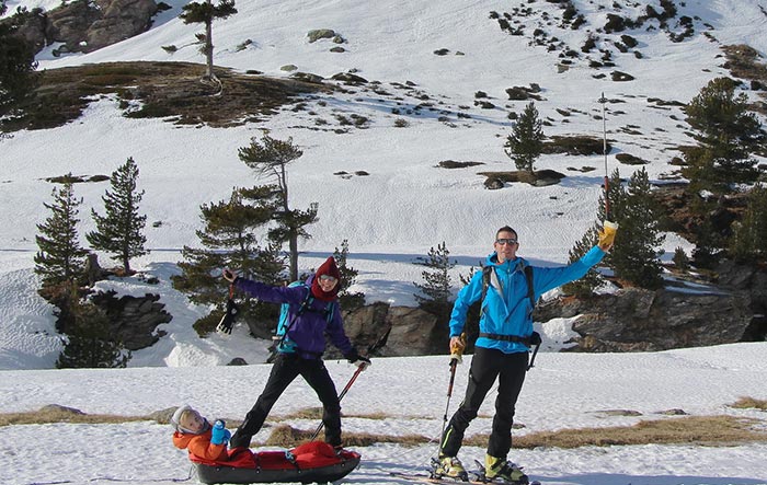 la famille de céline et pierre en rando hivernale avec leur pulka et leur petit aventurier de 4 ans