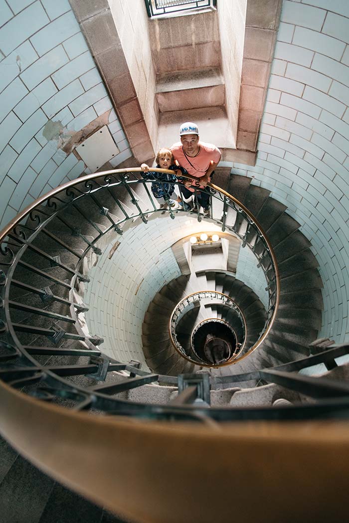 papa et son fils l'escalier qui mène au sommet du Phare d'Eckmühl