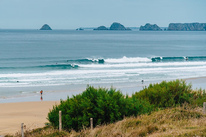 plage de la Palue en Bretagne et surfeurs sur les vagues