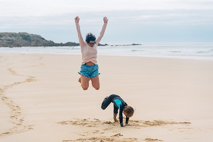 Maman ert son fils sur la plage de Saint Tugen en Bretagne