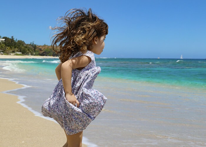 petite fille sur une plage de sable blanc à la réunion