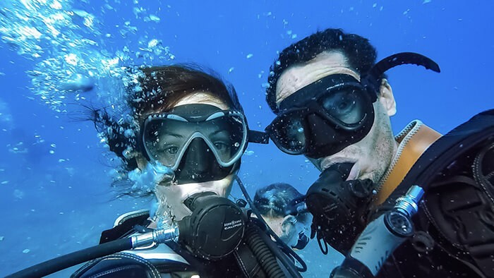 couple en plongée sous marine sur l'île de la Réunion