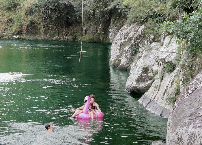 Baignade en famille dans la rivière des Marsouins à La Réunion