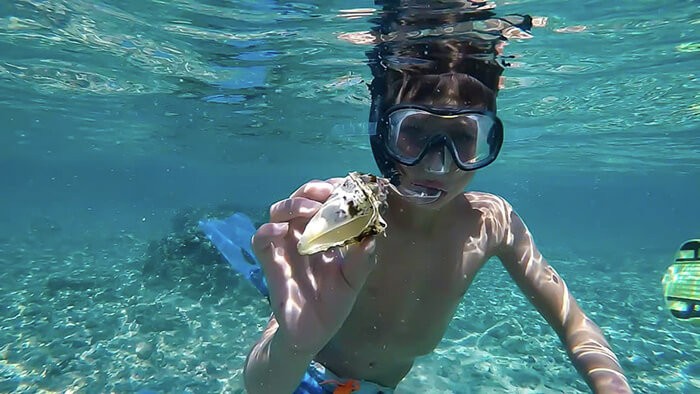 petit garçon en snorkeling dans les eaux de l'île de la réunion
