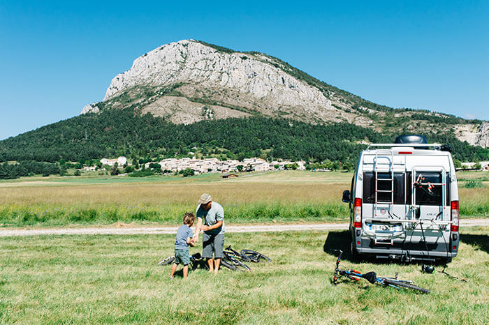 Famille installée en camion aménagé dans la plaine de Caille en Provence-Alpes Côte d'Azur