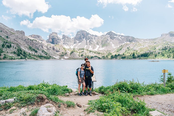 portrait de famille devant le lac d'Allos à l'occasion d'une randonnée